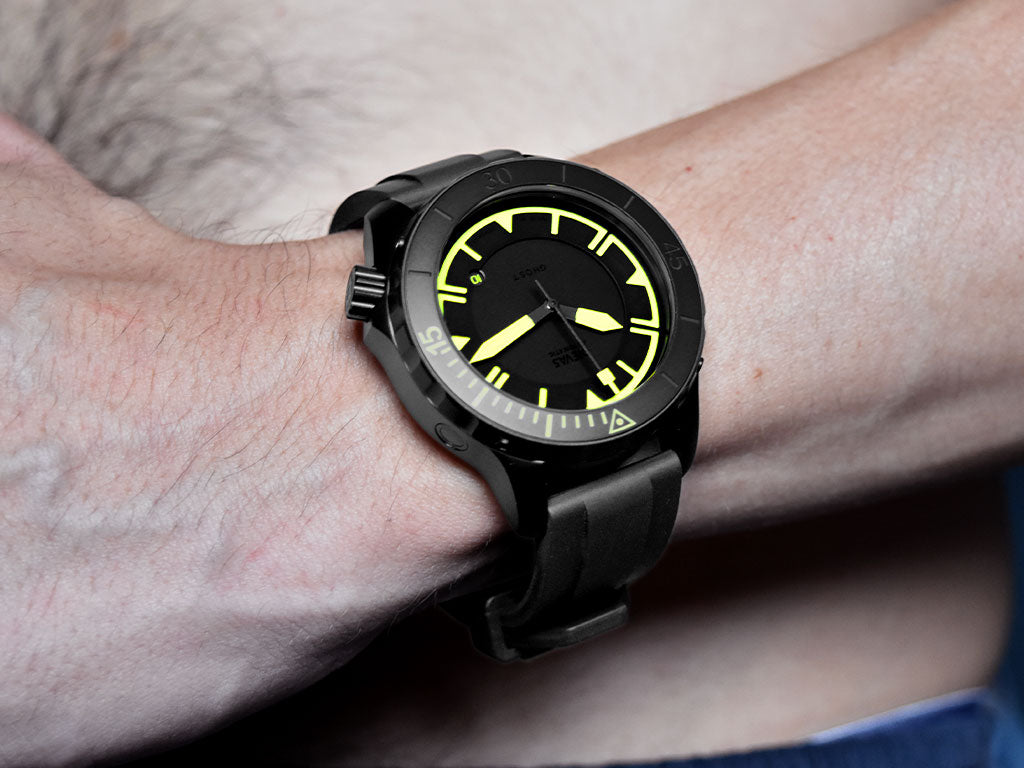 02 / 120-Click Ceramic Timing Bezel