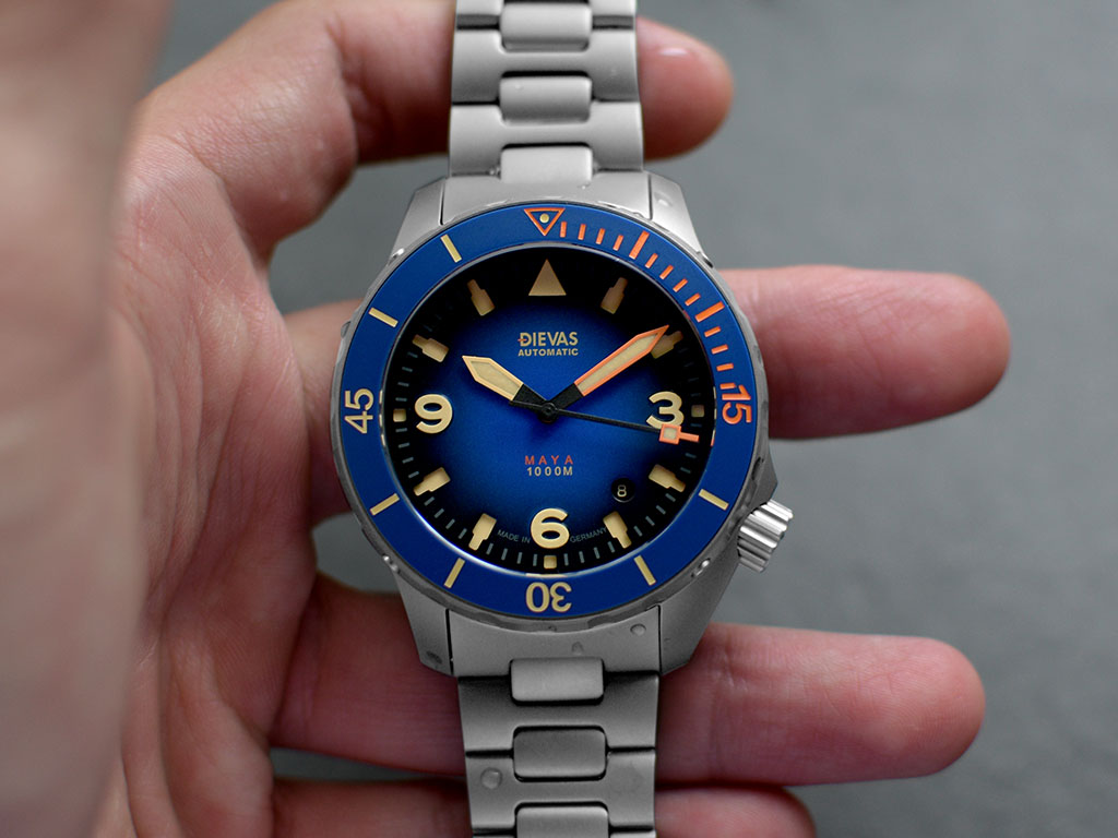 02 / 120-Click Ceramic Timing Bezel