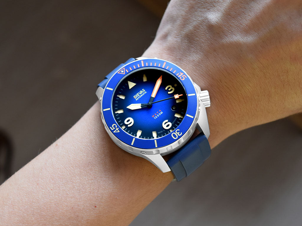 02 / 120-Click Ceramic Timing Bezel