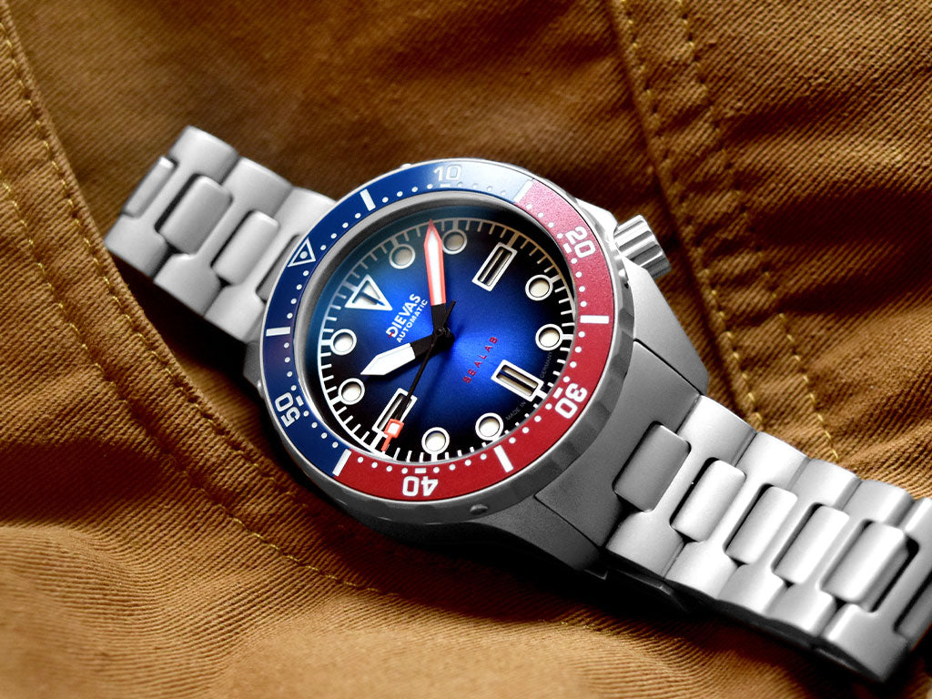 02 / 120-Click Bi-Colour Ceramic Bezel