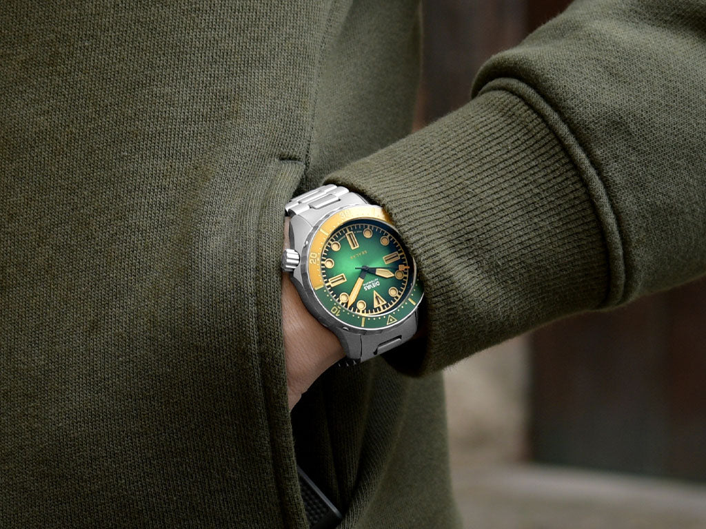02 / 120-Click Bi-Colour Ceramic Bezel