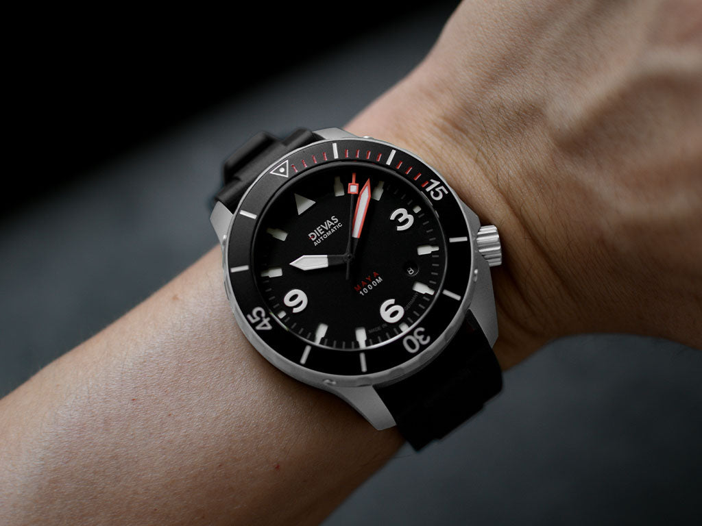 02 / 120-Click Ceramic Timing Bezel