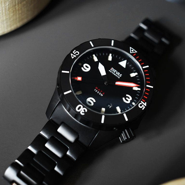 02 / 120-Click Ceramic Timing Bezel