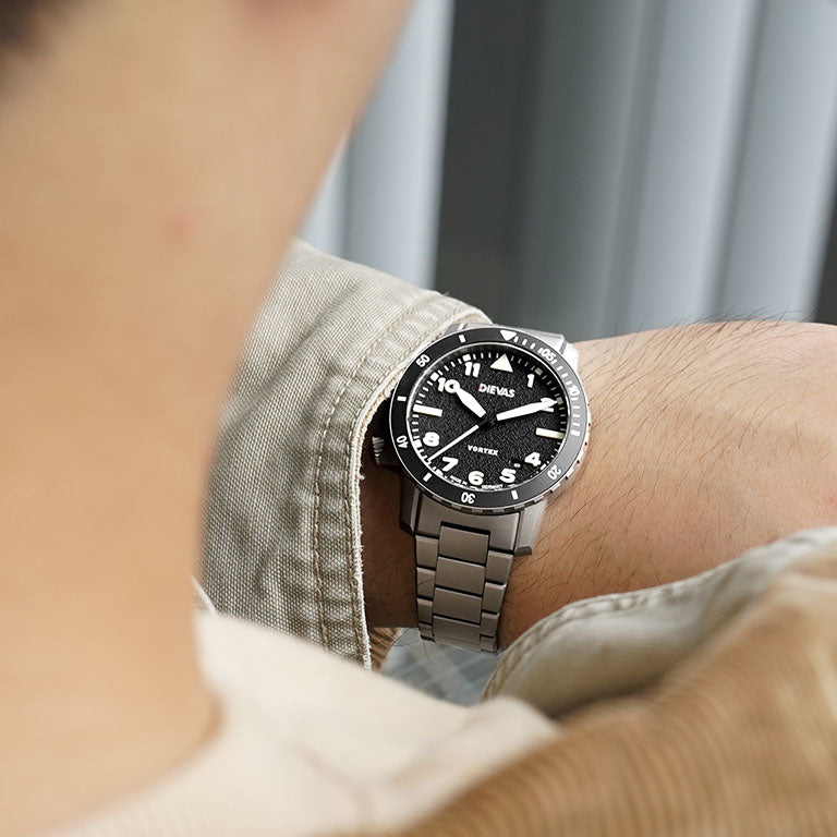 01/ Matte Textured Black Dial