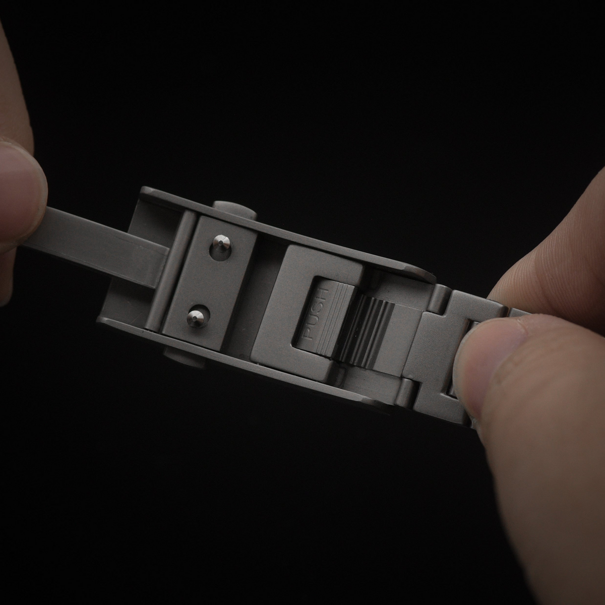 04/ Ultrawerk™ Titanium Bracelet